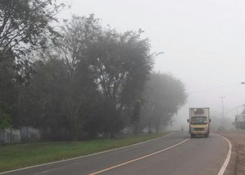 Terlihat Kabut Putih Tebal Menutupi Jalan Lintas