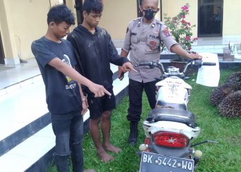 Kedua Pelaku berserta Barang Bukti saat Diamankan Personil Polsek Tanah Jawa - Simalungun - Sumut