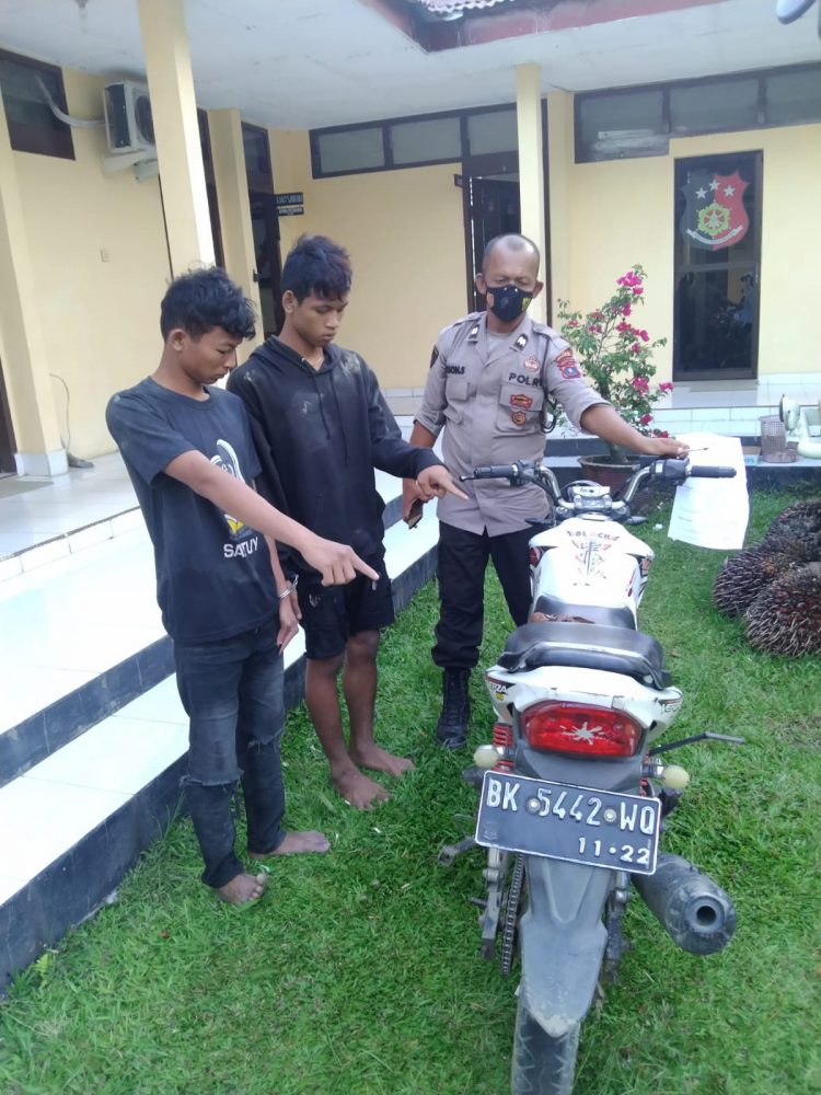 Kedua Pelaku berserta Barang Bukti saat Diamankan Personil Polsek Tanah Jawa - Simalungun - Sumut