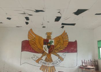 Kondisi SMKN 2 Sei Rampah terlihat plafon dibeberapa ruangan kelas bolong - bolong, pintu rusak, meja bolong, kursi patah dan pecah tetapi masih digunakan (Foto/Irlan - mitrapolri.com)