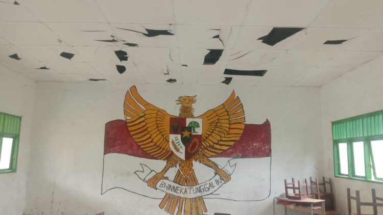 Kondisi SMKN 2 Sei Rampah terlihat plafon dibeberapa ruangan kelas bolong - bolong, pintu rusak, meja bolong, kursi patah dan pecah tetapi masih digunakan (Foto/Irlan - mitrapolri.com)