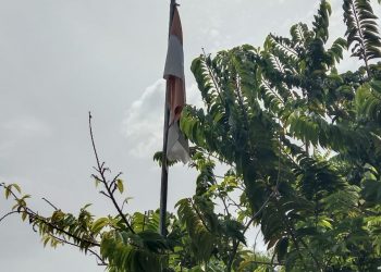 Bendera Merah Putih yang robek dan kusam di pasang di Kantor Puskesmas Pasar Gambir, Kota Tebing Tinggi (Foto Tim Mitrapolri.com/Irlan)