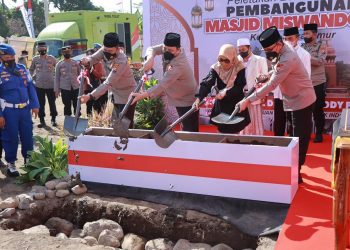 Waka Polri Komjen Pol Dr Gatot Eddy Pramono M.Si saat melakukan peletakan batu pertama dalam pembangunan Masjid Miswandoko di Desa Purwokerto, Kediri