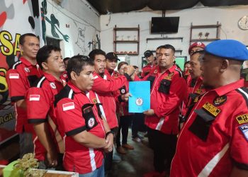 Ketua DPW Pejuang Batak Bersatu Sumatera Utara Sebulon Siahaan, S.E selaku Ketua memberikan langsung SK Kepengurusan dengan masa tugas 2022 - 2027 kepada DPD Labuhanbatu Ketua Agus Imanuel Bukit