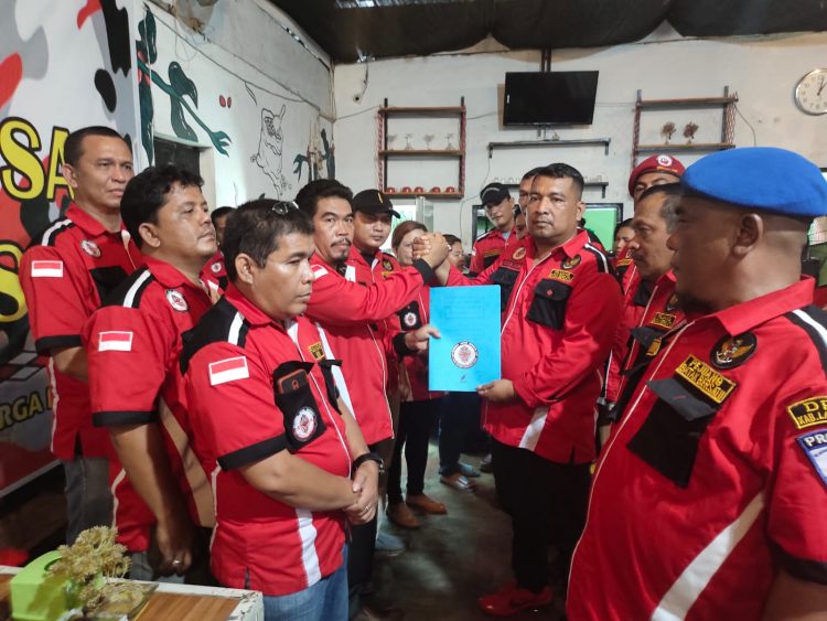 Ketua DPW Pejuang Batak Bersatu Sumatera Utara Sebulon Siahaan, S.E selaku Ketua memberikan langsung SK Kepengurusan dengan masa tugas 2022 - 2027 kepada DPD Labuhanbatu Ketua Agus Imanuel Bukit