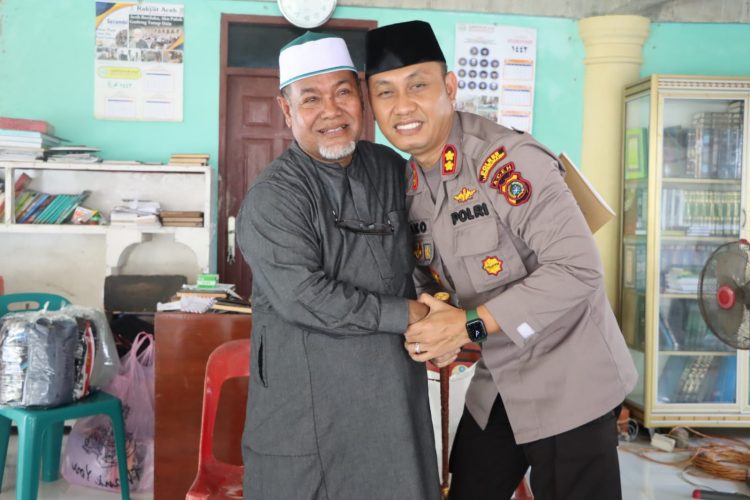 Kapolres Lhokseumawe AKBP Eko Hartanto, S.I.K, M.H bersilaturahmi dengan Tgk Nuruddin atau yang lebih dikenal Abati Buloh di Pondok Pendidikan Islam Darul Ulum