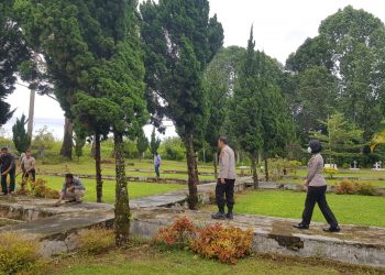 Kapolres Dairi AKBP Wahyudi Rahman, S.H, S.I.K, M.M bersama personil Polres Dairi melaksanakan kegiatan Korve Bersih Bersih di Halaman Taman Makam Pahlawan