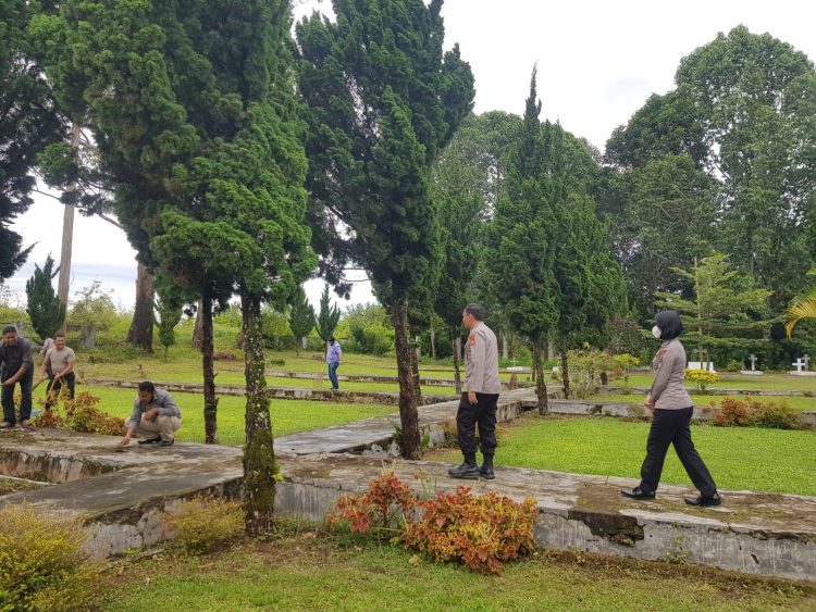 Kapolres Dairi AKBP Wahyudi Rahman, S.H, S.I.K, M.M bersama personil Polres Dairi melaksanakan kegiatan Korve Bersih Bersih di Halaman Taman Makam Pahlawan