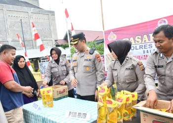 Operasi Pasar Murah Minyak Goreng Sambut Hari Bhayangkara Ke-76 Polres Aceh Timur