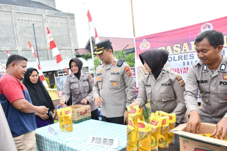 Operasi Pasar Murah Minyak Goreng Sambut Hari Bhayangkara Ke-76 Polres Aceh Timur