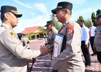 Kapolres Aceh Timur Menyerahkan hadiah kepada pemenang lomba Polsek Terbaik, Lomba Menembak dan Lomba Bongkar Pasang Senjata Api Laras Panjang