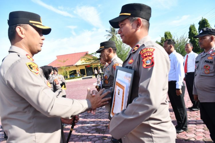 Kapolres Aceh Timur Menyerahkan hadiah kepada pemenang lomba Polsek Terbaik, Lomba Menembak dan Lomba Bongkar Pasang Senjata Api Laras Panjang