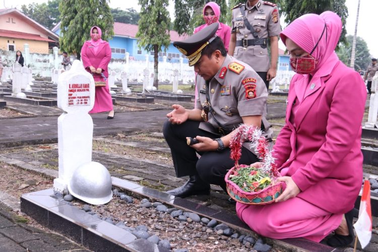 Polda Sumsel mengadakan ziarah dan tabur bunga di Taman Makam Pahlawan Ksetra Siguntang Palembang yang Dipimpin Langsung Kapolda Sumsel