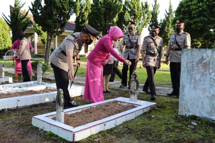Polres Dairi gelar Upacara Ziarah Rombongan dan Tabur Bunga di TKP Panji Sibura-bura, Sidikalang, Dairi yang Dipimpin Langsung Kapolres Dairi