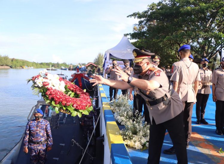 Wakapolda Aceh Brigjen Pol Agus Kurniady Sutisna memimpin upacara tabur bunga dalam rangka HUT ke-76 Bhayangkara