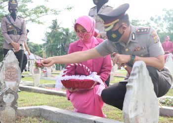 Kapolres Lhokseumawe AKBP Eko Hartanto beserta Rombongan mengikuti upacara ziarah dan tabur bunga di Taman Makam Pahlawan (TMP) Blang Panyang, Kecamatan Muara Satu, Kota Lhokseumawe