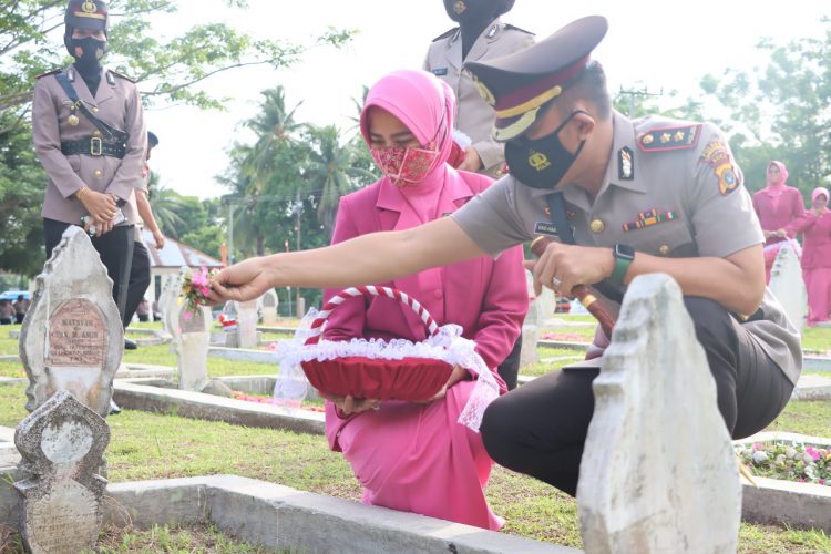 Kapolres Lhokseumawe AKBP Eko Hartanto beserta Rombongan mengikuti upacara ziarah dan tabur bunga di Taman Makam Pahlawan (TMP) Blang Panyang, Kecamatan Muara Satu, Kota Lhokseumawe