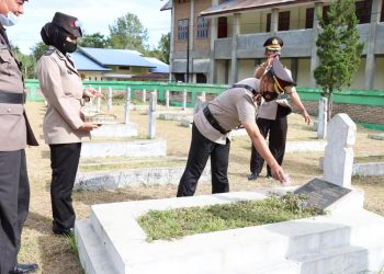 Polres Toba gelar Upacara Ziarah Rombongan dan Tabur Bunga di Taman Makam Bahagia Sopo Surung Balige yang dipimpin langsung oleh Kapolres Toba
