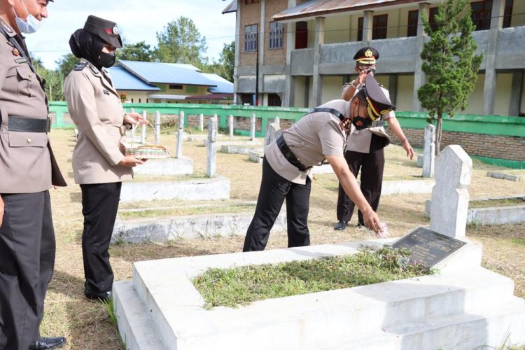 Polres Toba gelar Upacara Ziarah Rombongan dan Tabur Bunga di Taman Makam Bahagia Sopo Surung Balige yang dipimpin langsung oleh Kapolres Toba