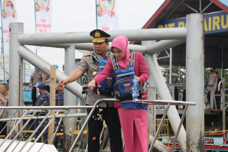 Polda Sumsel menggelar upacara tabur bunga di Makoditpolair/Sungai Musi Palembang.