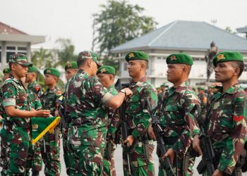 Prajurit Yonif 315/Garuda Menerima Tanda Kehormatan SL Dharma Nusa