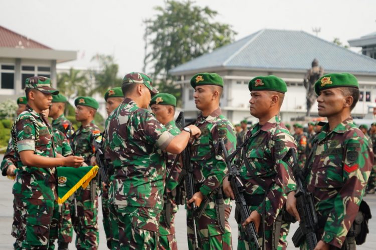 Prajurit Yonif 315/Garuda Menerima Tanda Kehormatan SL Dharma Nusa