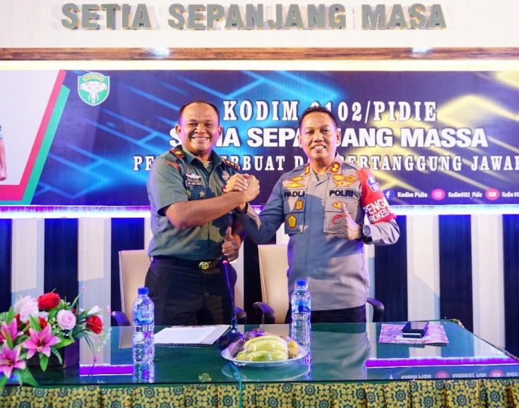 Kapolres Pidie dan Dandim 0102/Pidie di konferensi pers terkait situasi terkini, bertempat di Makodim 0102/Pidie