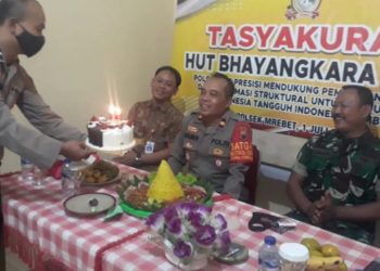 Polsek Mrebet mendapatkan suprise dari Danramil dan Camat MREBET dalam Rangka HUT Bhayangkara ke 76