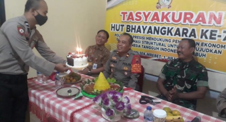 Polsek Mrebet mendapatkan suprise dari Danramil dan Camat MREBET dalam Rangka HUT Bhayangkara ke 76