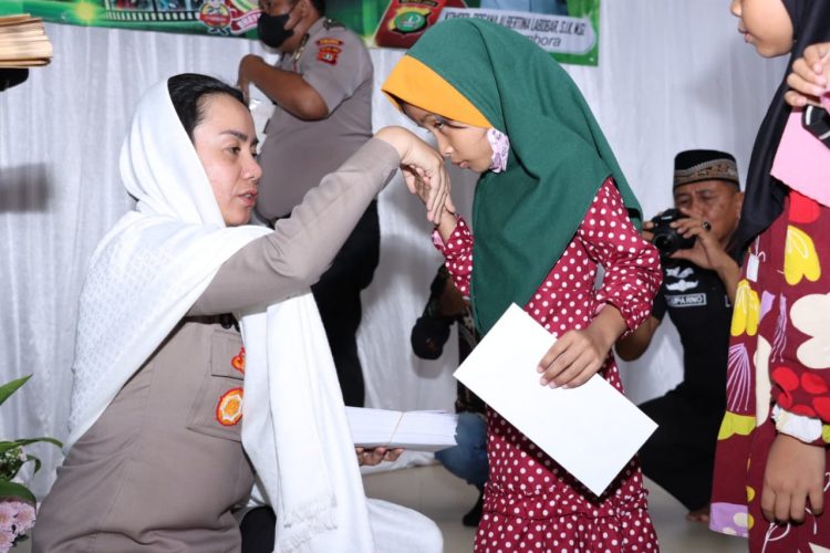 Kapolsek Tambora Kompol Rosana Albertina Labobar gelar kegiatan bernuansa islami bersama puluhan anak yatim piatu di Mapolsek Tambora, Kamis, 30/6/2022