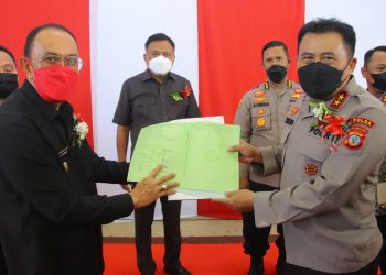 Prosesi serah terima tanah antara Polda Sulut dengan Pemerintah Kabupaten (Pemkab) Minahasa, Kamis (30/6) pagi, di gedung pertemuan Wale Ne Tou, Minahasa - Sulawesi Utara (Foto : Humas Polda Sulut)