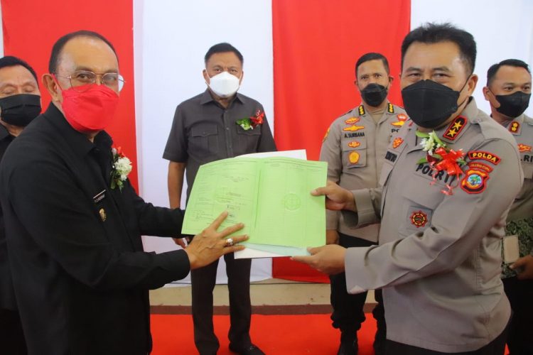 Prosesi serah terima tanah antara Polda Sulut dengan Pemerintah Kabupaten (Pemkab) Minahasa, Kamis (30/6) pagi, di gedung pertemuan Wale Ne Tou, Minahasa - Sulawesi Utara (Foto : Humas Polda Sulut)