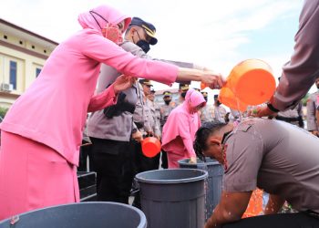 Kapolres Lhokseumawe AKBP Eko Hartanto, S.I.K, M.H pimpin upacara kenaikan pangkat yang bertempat di halaman Satya Haprabu Polres Lhokseumawe - Aceh