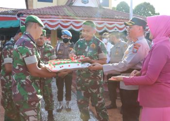 Dandim 0206 Dairi Letkol Arh Ridwan Setiyawan, SIP beserta Rombongan Memberikan Surprise dan Kejutan Kue Ulang Tahun kepada Polres Dairi