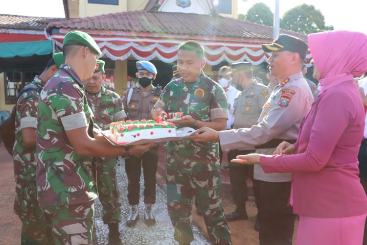 Dandim 0206 Dairi Letkol Arh Ridwan Setiyawan, SIP beserta Rombongan Memberikan Surprise dan Kejutan Kue Ulang Tahun kepada Polres Dairi