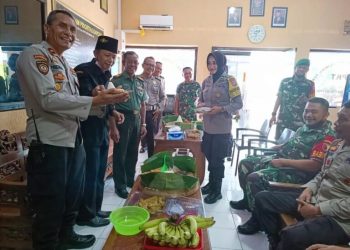 Surprise dari puluhan anggota Koramil 0810/10 Tanjunganom untuk Polsek Warujayeng dalam Rangka HUT Bhayangkara ke 76