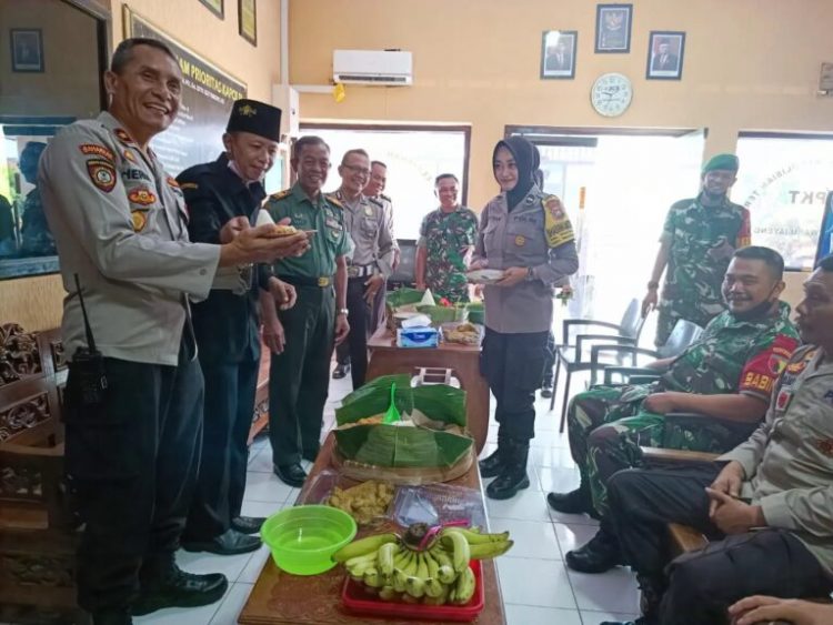Surprise dari puluhan anggota Koramil 0810/10 Tanjunganom untuk Polsek Warujayeng dalam Rangka HUT Bhayangkara ke 76