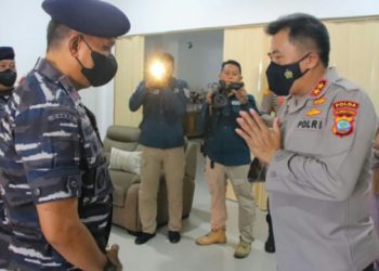 Danlantamal VIII Manado Laksamana Pertama TNI Nouldy J. Tangka bersama para PJU Lantamal VIII Manado menyambangi Rumah Jabatan Kapolda Sulut