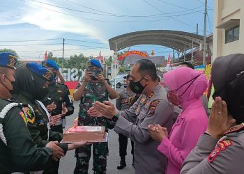 Sejumlah Satuan TNI membawa kue ulang tahun ke Mapolres Lhokseumawe dalam Rangka HUT Bhayangkara ke 76