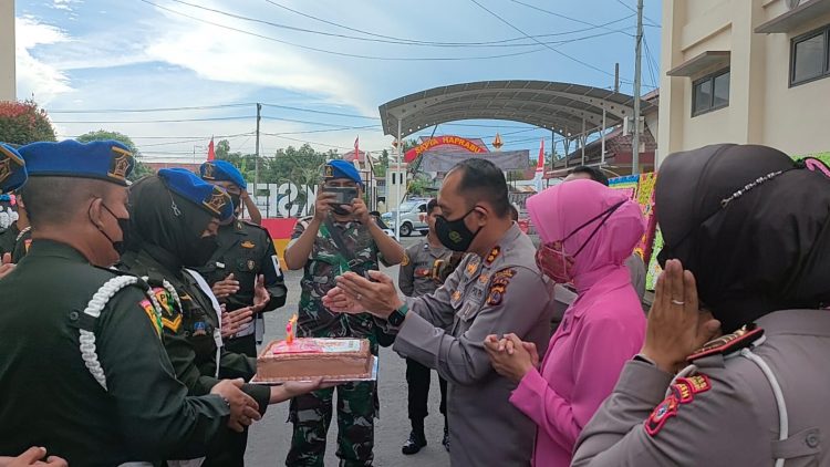 Sejumlah Satuan TNI membawa kue ulang tahun ke Mapolres Lhokseumawe dalam Rangka HUT Bhayangkara ke 76