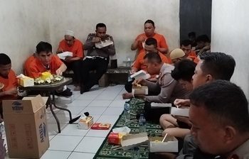 Kapolres Bitung AKBP Allam Kusuma, S.I.K makan bersama tahanan Polres Bitung