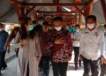 Kunjungan Kepala BKKBN RI. Dr (HC) dr. Hasto Wardoyo, SP, OG (K) didampingi Bupati Simalungun yang disambut Manager Rumah Sakit PT Medica Nusantara dr. Arictha M. Ginting, M.Kes di Rumah Sakit Balimbingan, Simalungun - Sumut