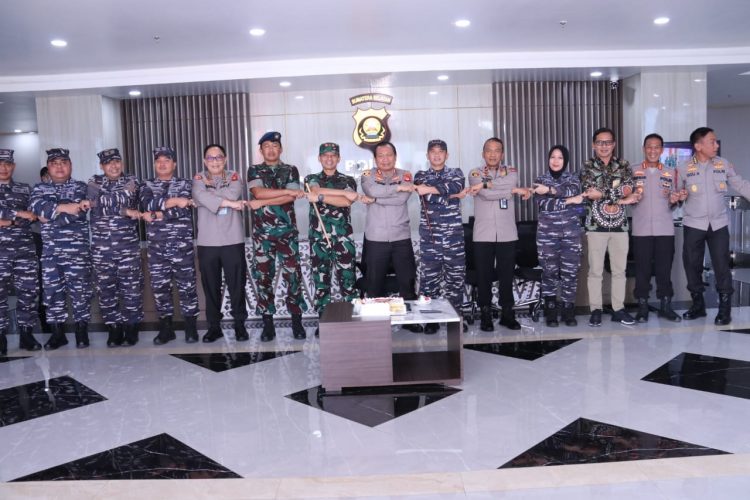 Danlanal Palembang Kolonel Laut (P) Widyo Sasongko, S.E, M.Tr Hanla memberikan surprise berupa kue ulang tahun untuk Polda Sumsel di Hari Bhayangkara ke-76, bersama juga Danlanud Sri Mulyono Herlambang Kolonel Pnb Hermawan Widhianto, SE, MM, Dandim 0418/Palembang Letkol Inf Sumarlin Marzuki bersama Wanita Angkatan Laut (Kowal) Palembang