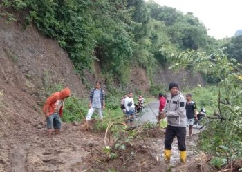 Personil Polsek Mauponggo bersama Warga melaksanakan giat pembersihan jalan jurusan Mauponggo -Maumbawa tepatnya di tanjung Mauponggo antara tugu perbatasan dengan Kelurahan Mauponggo