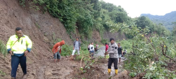 Personil Polsek Mauponggo bersama Warga melaksanakan giat pembersihan jalan jurusan Mauponggo -Maumbawa tepatnya di tanjung Mauponggo antara tugu perbatasan dengan Kelurahan Mauponggo