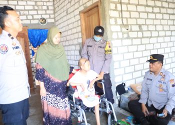 Saat petugas Polres Rembang Kunjungi Sinta Auliya Maulidiyah