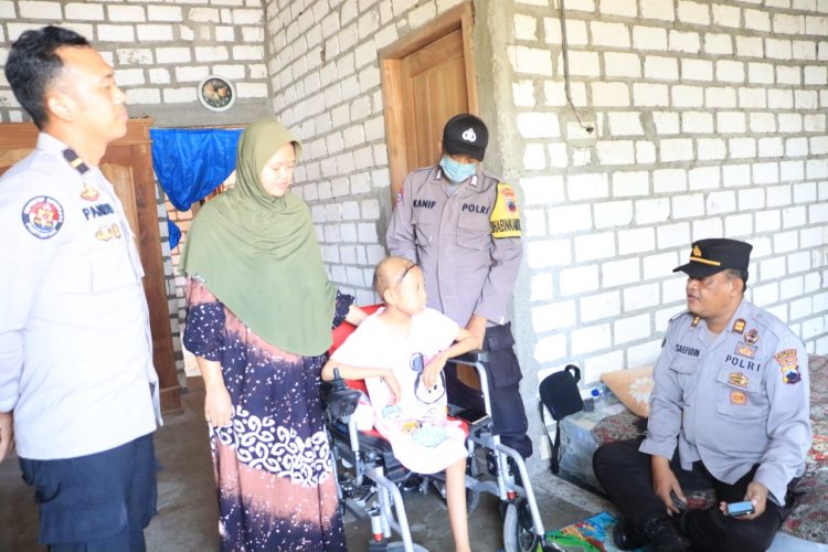 Saat petugas Polres Rembang Kunjungi Sinta Auliya Maulidiyah