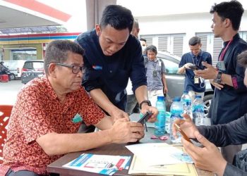 Antrian di Salah Satu SPBU Kota Manado untuk pendaftaran aplikasi MyPertamina