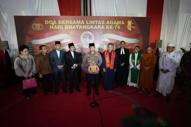 Kapolri dengan Para Tokoh Agama di Acara Doa Bersama Lintas Agama HUT Bhayangkara ke 76