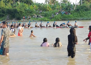 Event Pacu Jalur di tepian Armena Desa Pulau Banjar Kari, Kuantan Singingi, Riau